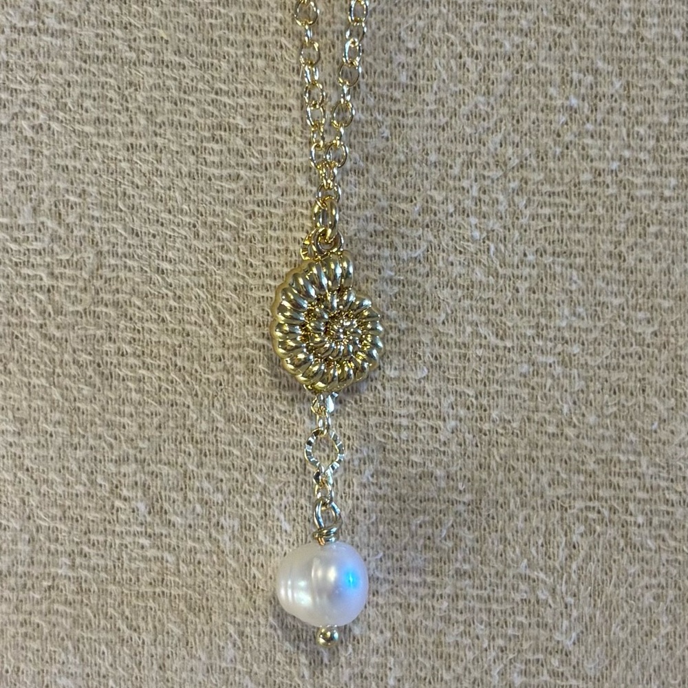 Elegant Gold Pendant Necklace